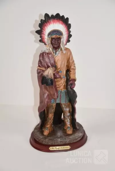Indiaan  “The Peggy Collection”, Hoogte 37 cm. Houten voeten zitten los. Gemaakt van composiet.