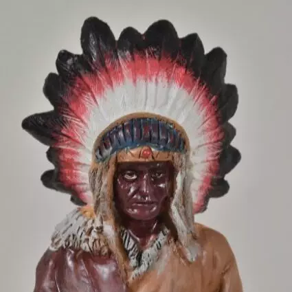 Indiaan  “The Peggy Collection”, Hoogte 37 cm. Houten voeten zitten los. Gemaakt van composiet.