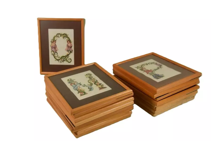 ca. 15 stuks, “letters uit alfabet”  Ingelijst, achter glas. Afmeting 22×27 cm. Inclusief 4 ongebruikte lijsten